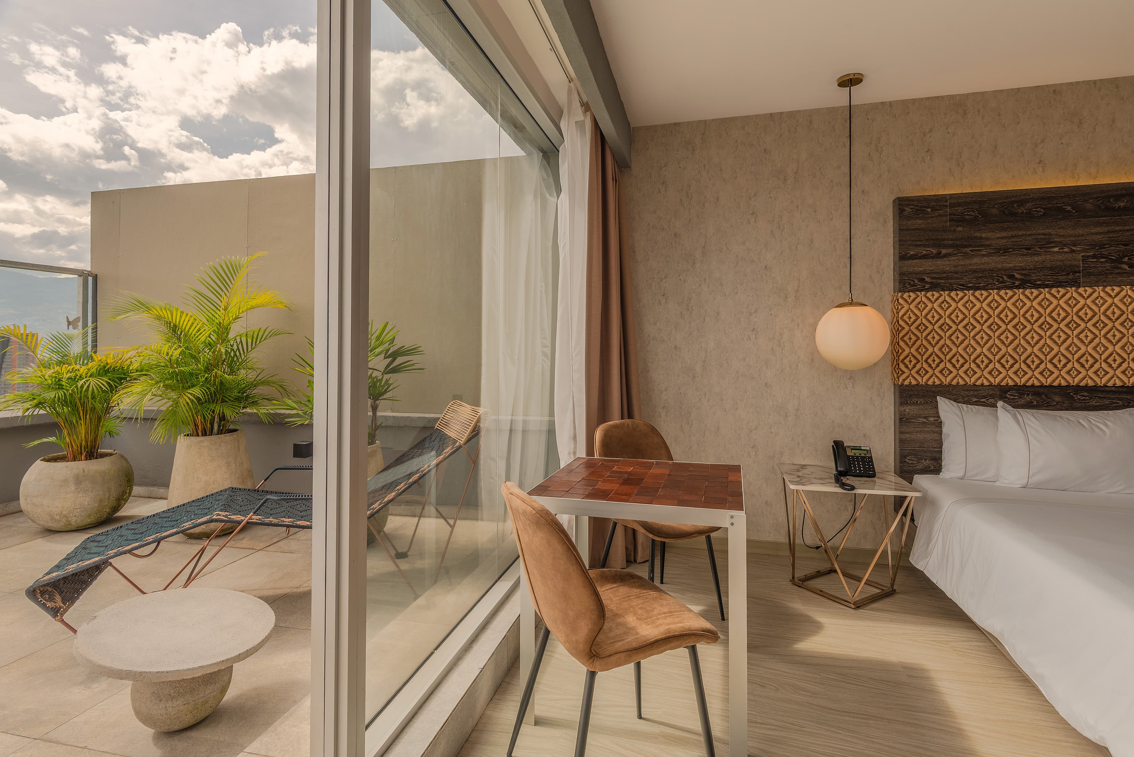 v-grand-balcony-gallery