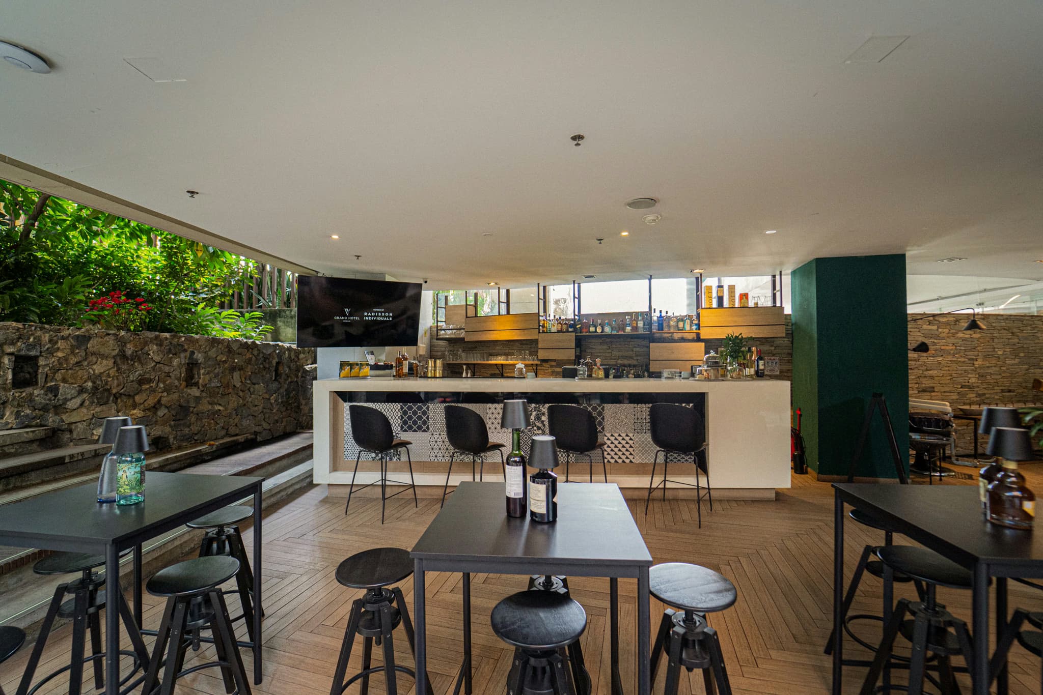 V Coffee & Bar
