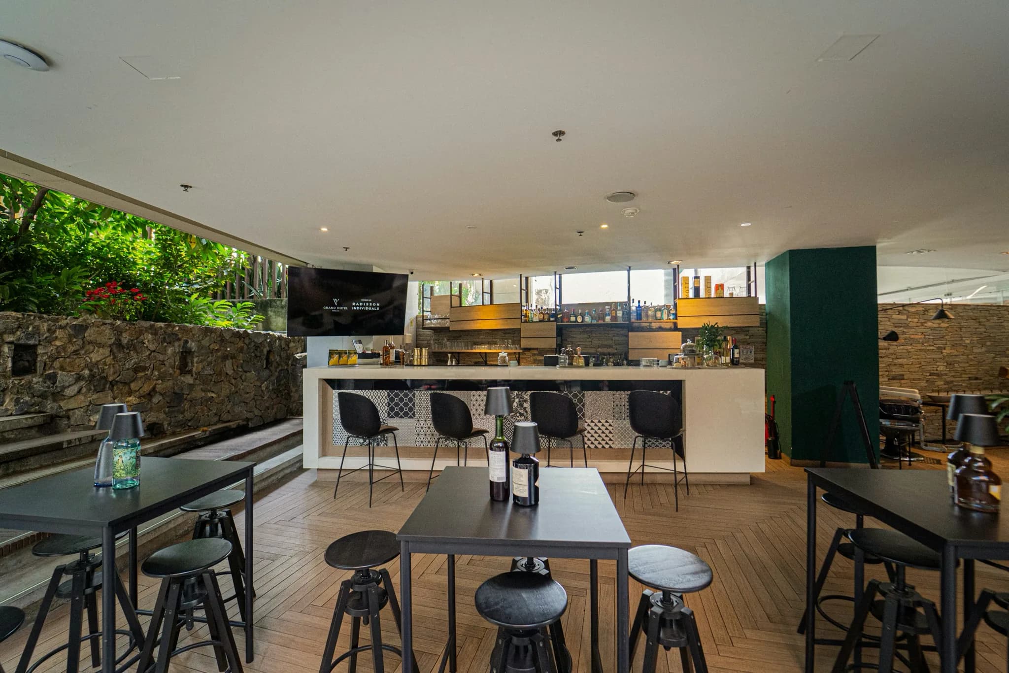 V Coffee & Bar